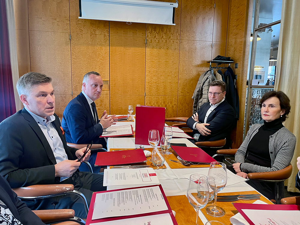 On the left, MTK chairman Juha Marttila and director of agriculture Johan Åberg. On the right, MTK executive director Jyrki Wallin and DG agri director, Catherine Geslain-Lanéelle.