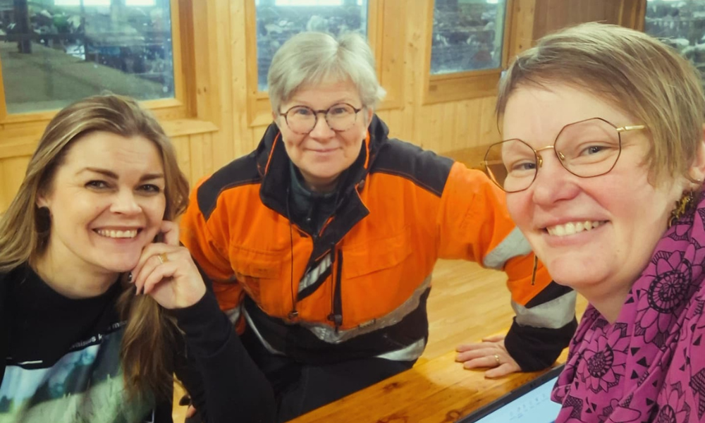 MTK-Etelä-Pohjanmaan voimakolmikko etätilaivierailujen taustalla: Liiton toiminnanjohtaja Anna-Kaisa Jaakkola, maatalousyrittäjä Liisa Vuorela ja järjestöasiantuntija Hanna Helander.